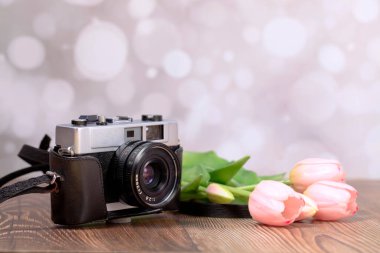 Ahşap bir masadaki geçmişe dönük kamera, yakın plan