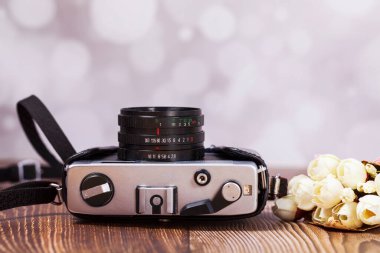 Ahşap bir masadaki geçmişe dönük kamera, yakın plan