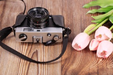 Ahşap bir masadaki geçmişe dönük kamera, yakın plan