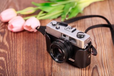 Ahşap bir masadaki geçmişe dönük kamera, yakın plan