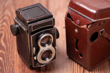 Ahşap bir masadaki geçmişe dönük kamera, yakın plan