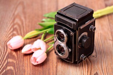 Ahşap bir masadaki geçmişe dönük kamera, yakın plan