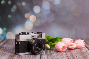 Ahşap bir masadaki geçmişe dönük kamera, yakın plan