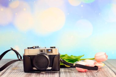 Ahşap bir masadaki geçmişe dönük kamera, yakın plan