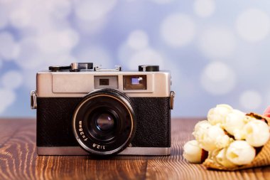 Ahşap bir masadaki geçmişe dönük kamera, yakın plan