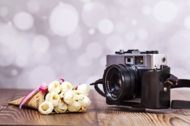 Ahşap bir masadaki geçmişe dönük kamera, yakın plan