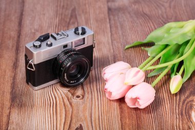 Ahşap bir masadaki geçmişe dönük kamera, yakın plan