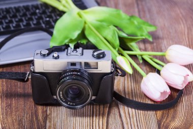 Ahşap bir masadaki geçmişe dönük kamera, yakın plan