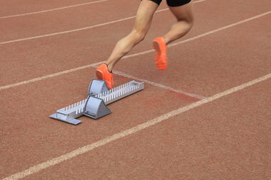 Spor karşılaşması, atlet koşusu, koşucular başlangıç çizgisinde.