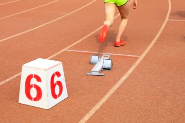 Spor karşılaşması, atlet koşusu, koşucular başlangıç çizgisinde.