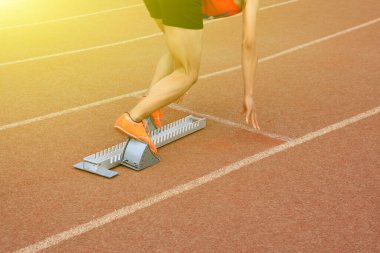 Spor karşılaşması, atlet koşusu, koşucular başlangıç çizgisinde.