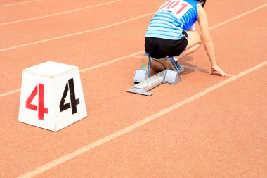 Spor karşılaşması, atlet koşusu, koşucular başlangıç çizgisinde.