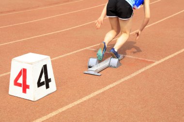 Spor karşılaşması, atlet koşusu, koşucular başlangıç çizgisinde.