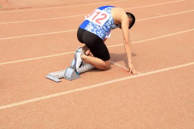 Spor karşılaşması, atlet koşusu, koşucular başlangıç çizgisinde.