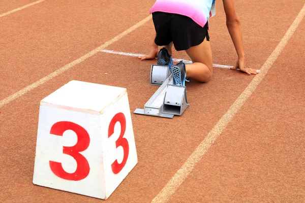 Spor Karşılaşması Atlet Koşusu Koşucular Başlangıç Çizgisinde — Stok fotoğraf