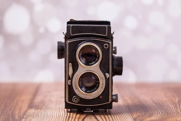 Retro Kamera Auf Einem Holztisch Nahaufnahme — Stockfoto