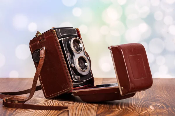 Retro Kamera Auf Einem Holztisch Nahaufnahme — Stockfoto