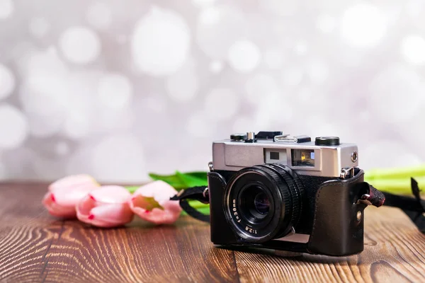 Ahşap bir masadaki geçmişe dönük kamera, yakın plan