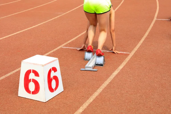 Spor Karşılaşması Atlet Koşusu Koşucular Başlangıç Çizgisinde — Stok fotoğraf