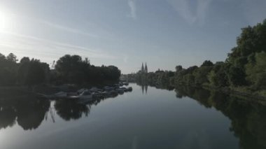 Drohnenflug ueber der Altstadt von Regensburg im Sommer
