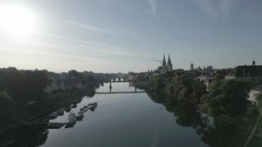 Drohnenflug ueber der Altstadt von Regensburg im Sommer