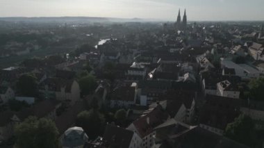 Drohnenflug ueber der Altstadt von Regensburg im Sommer
