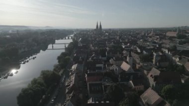 Drohnenflug ueber der Altstadt von Regensburg im Sommer