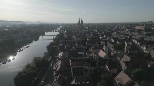 Drohnenflug Ueber Der Altstadt Von Regensburg Sommer — Vídeos de Stock