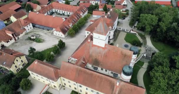Drone Πετά Γύρω Από Ένα Ιστορικό Κάστρο Της Βαυαρίας — Αρχείο Βίντεο