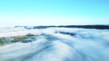 Malerischer Blick auf die Donauebene mit Nebel bei Regensburg im Herbst