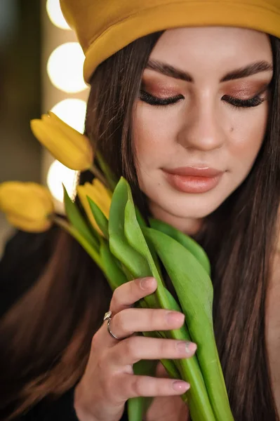 Bulanık Arka Planda Çiçekleri Olan Güzel Genç Bir Kadın — Stok fotoğraf