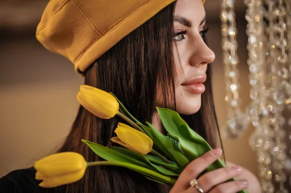 Portrait Young Pretty Woman Tulips — Stockfoto