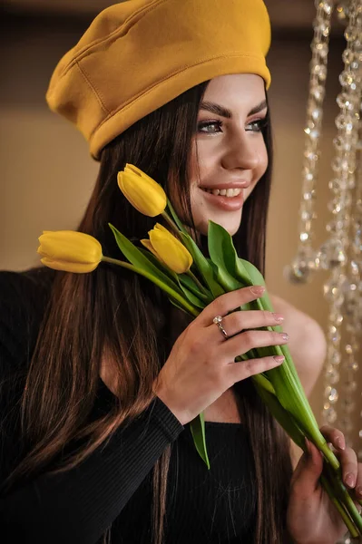 Schöne Junge Frau Mit Einem Strauß Tulpen — Stockfoto