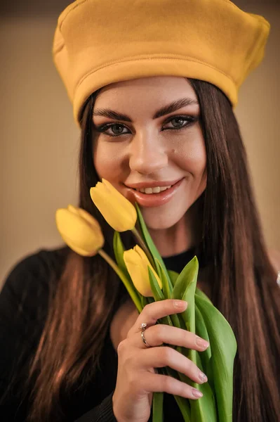 Bir Buket Çiçekli Güzel Genç Bir Kadın — Stok fotoğraf