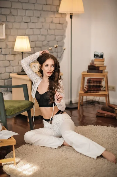 Beautiful Young Woman Stylish Interior — Stockfoto