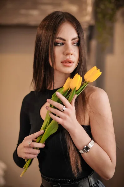 チューリップの花束を持つ美しい若い女性 — ストック写真