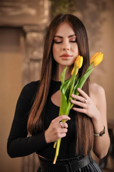 Beautiful Young Woman Long Hair Yellow Dress Bouquet Tulips — 图库照片
