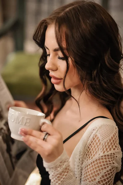 美丽的年轻女子 早上喝一杯咖啡 — 图库照片