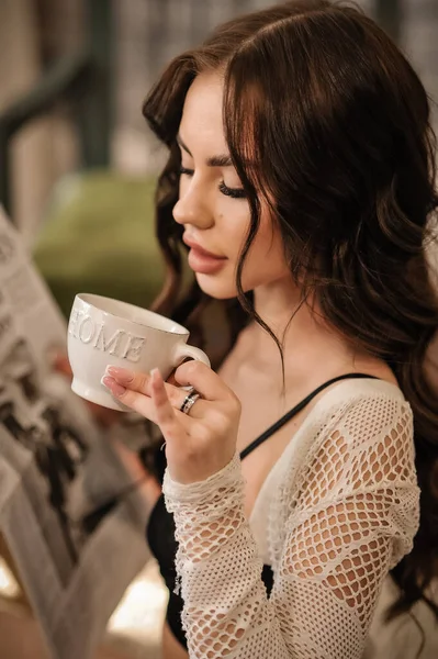 美丽的年轻女子 一杯咖啡 — 图库照片
