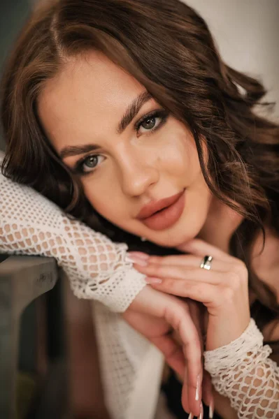 Beyaz elbiseli, uzun saçlı güzel bir genç kadın.