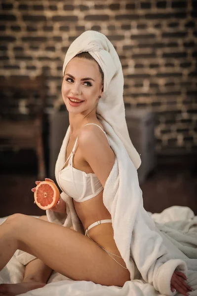 Beautiful Young Woman Towel Her Hands — Stock Photo, Image