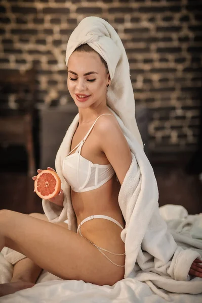Beautiful Young Woman Towel Her Head Holding White Egg Morning — ストック写真
