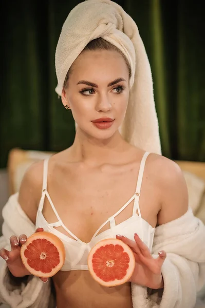 Belle Jeune Femme Avec Fruit Frais Sain Verre Eau — Photo