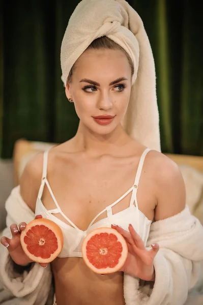 Beautiful Young Woman Healthy Fresh Fruit Her Hands — Stok fotoğraf