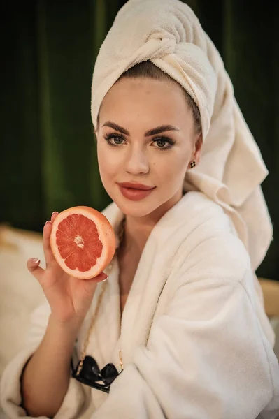 Beautiful Young Woman Healthy Fresh Fruit White Towel Her Head — Stock Photo, Image