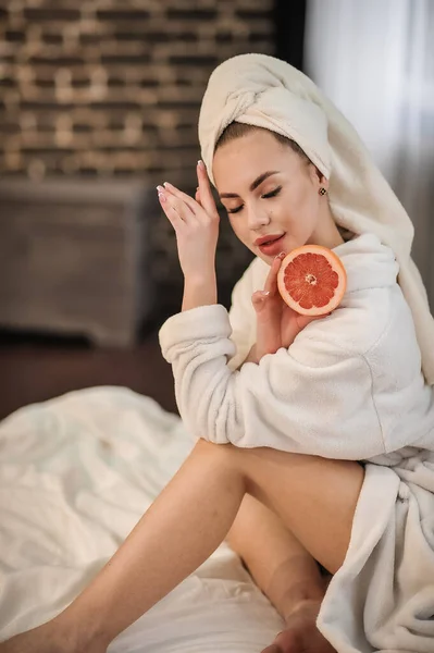 Beautiful Young Woman Towel Her Face Holding Pillow Bed — Stock Photo, Image
