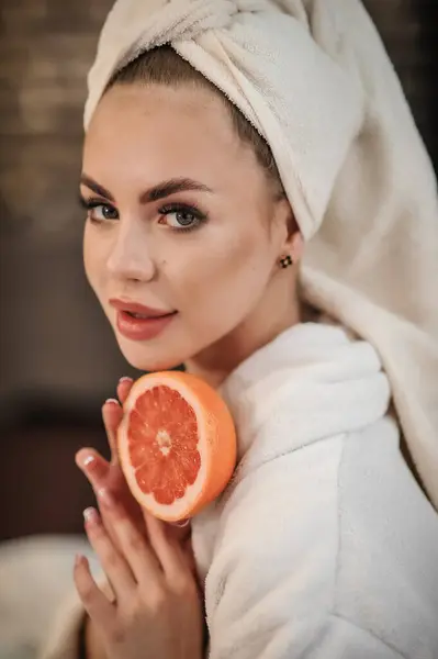 Beautiful Young Woman Towel Her Head Holding Grapefruit — Stock Photo, Image
