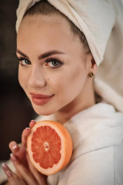 Beautiful Young Woman Healthy Fresh Fruit — Stock Photo, Image