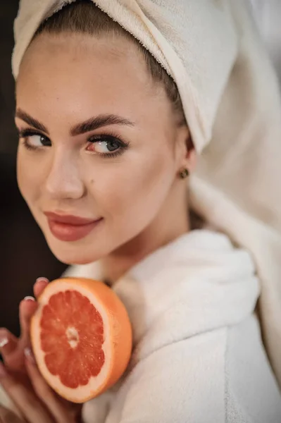 Beautiful Young Woman Healthy Fresh Fruit Towel Her Head — Stock Photo, Image