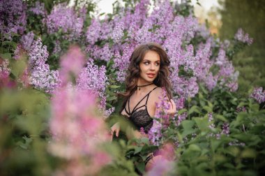 Parkta pembe elbiseli güzel bir kadın.